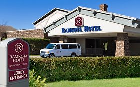 Bismarck Hotel And Conference Center