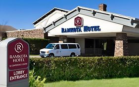 Bismarck Hotel And Conference Center